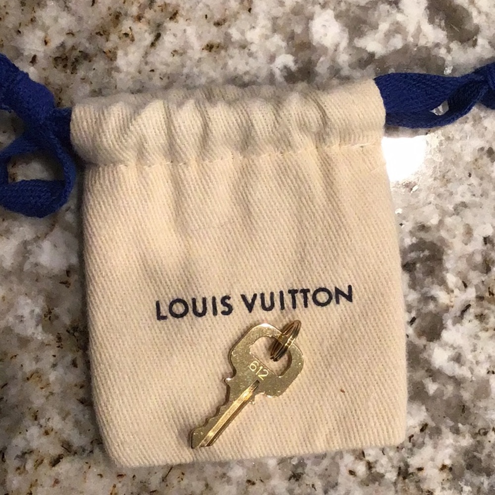 1 Louis Vuitton 612 key, no bag